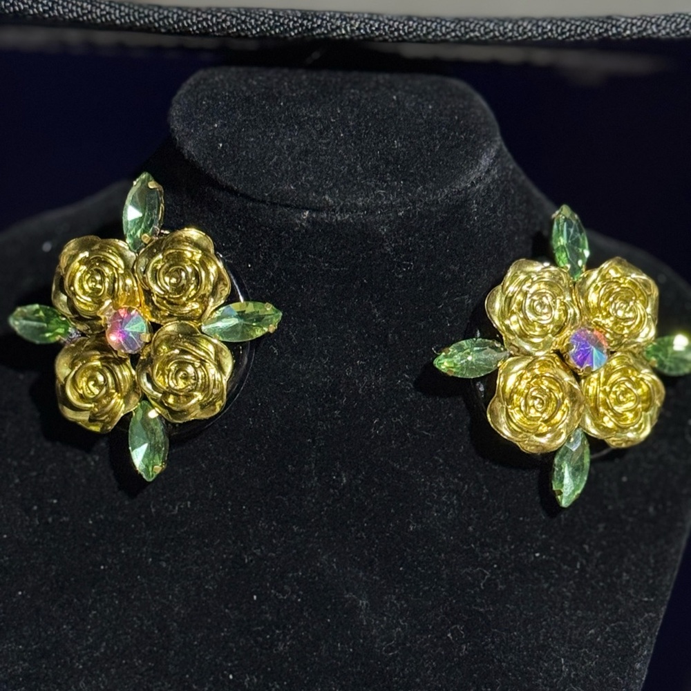 Fun clip acrylic earrings  to add a little sparkle and shine. black gold green